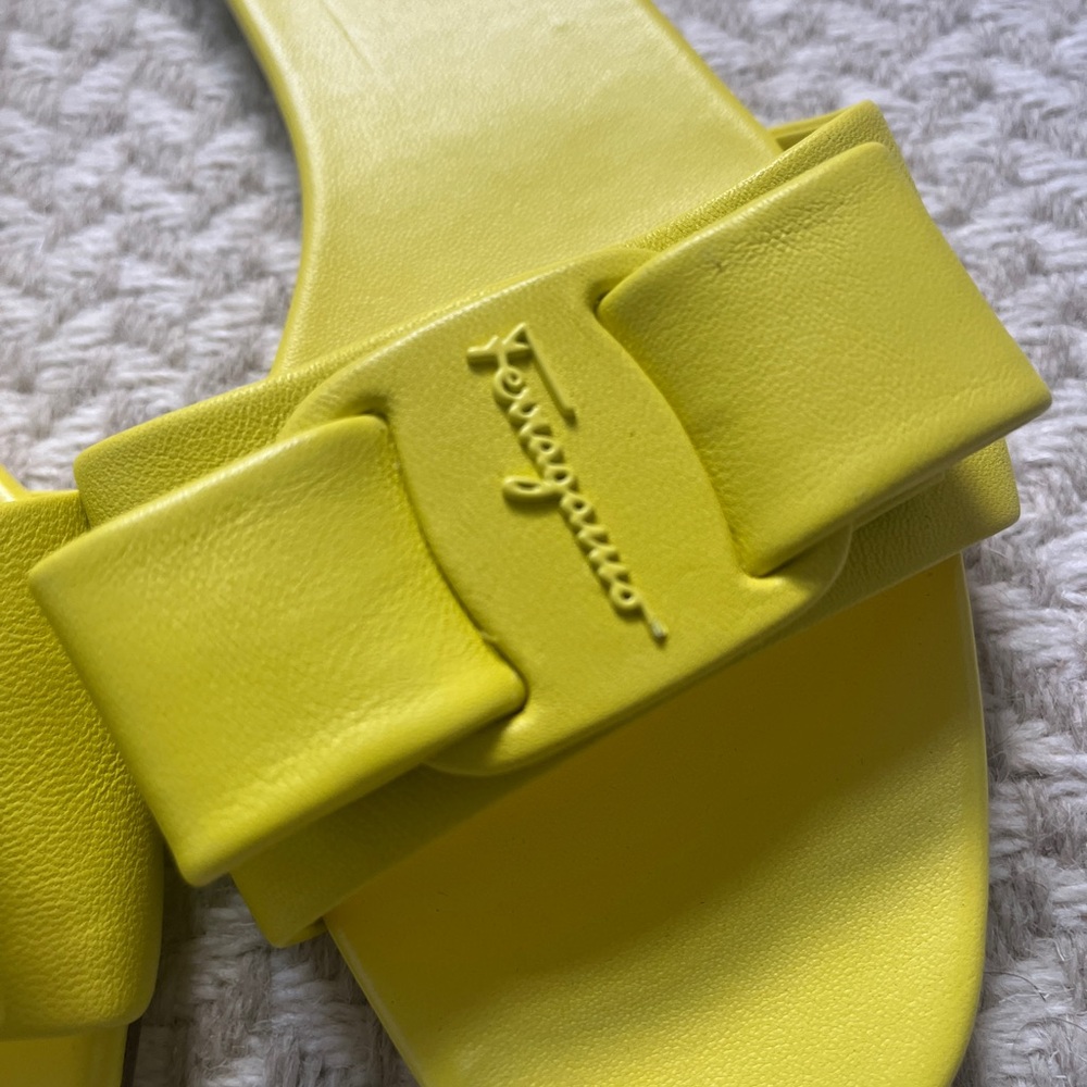 Ferragamo yellow leather slides. Size 38 - Picture 2 of 6
